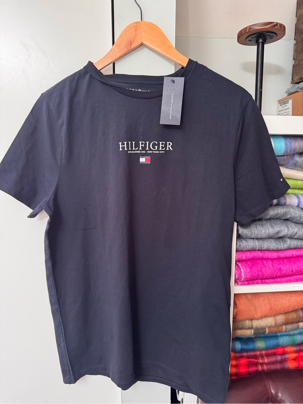 Tommy Hilfiger Men’s Navy T-Shirt – Size M – New With Tags